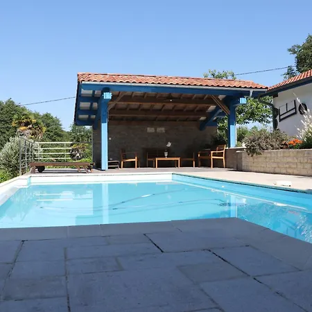 D'hotes Au Sargaillon Bed & Breakfast 4*